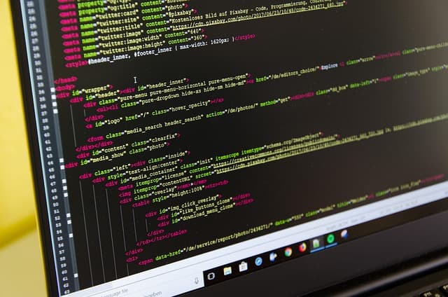 Écran affichant du code HTML, illustrant le balisage sémantique et les attributs ARIA