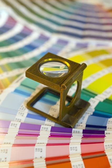 Nuancier de couleurs avec loupe, illustrant le contrôle de contraste visuel