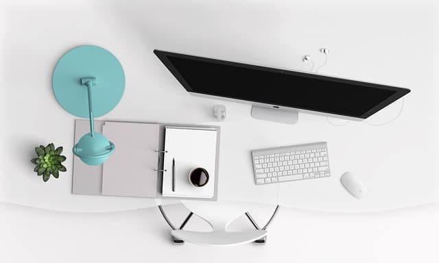 Clavier d'ordinateur sur un bureau, illustrant la navigation sans souris