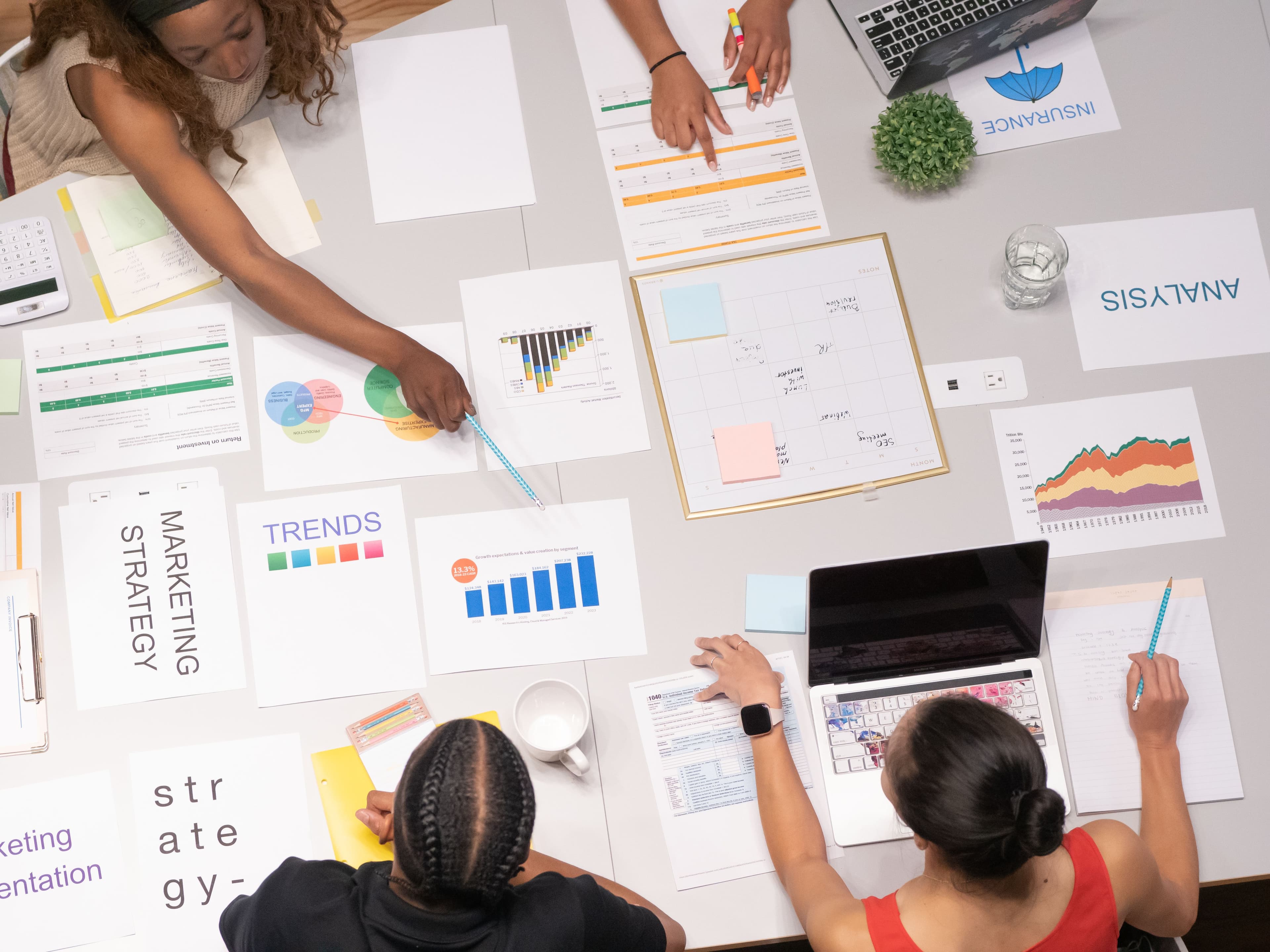 Tableau de bord avec graphiques de suivi sur écran d'ordinateur