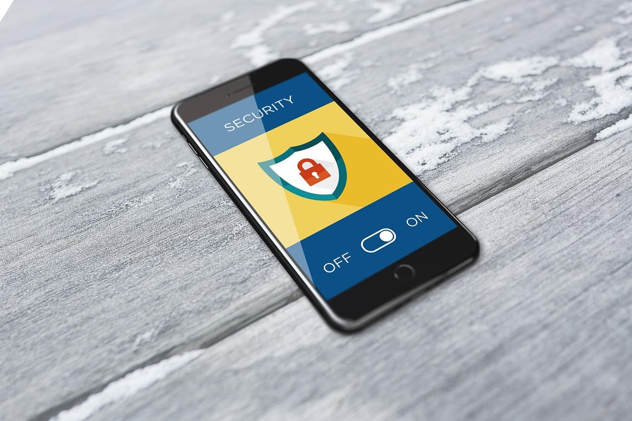Personne saisissant un code de vérification sur son téléphone pour valider une connexion sécurisée