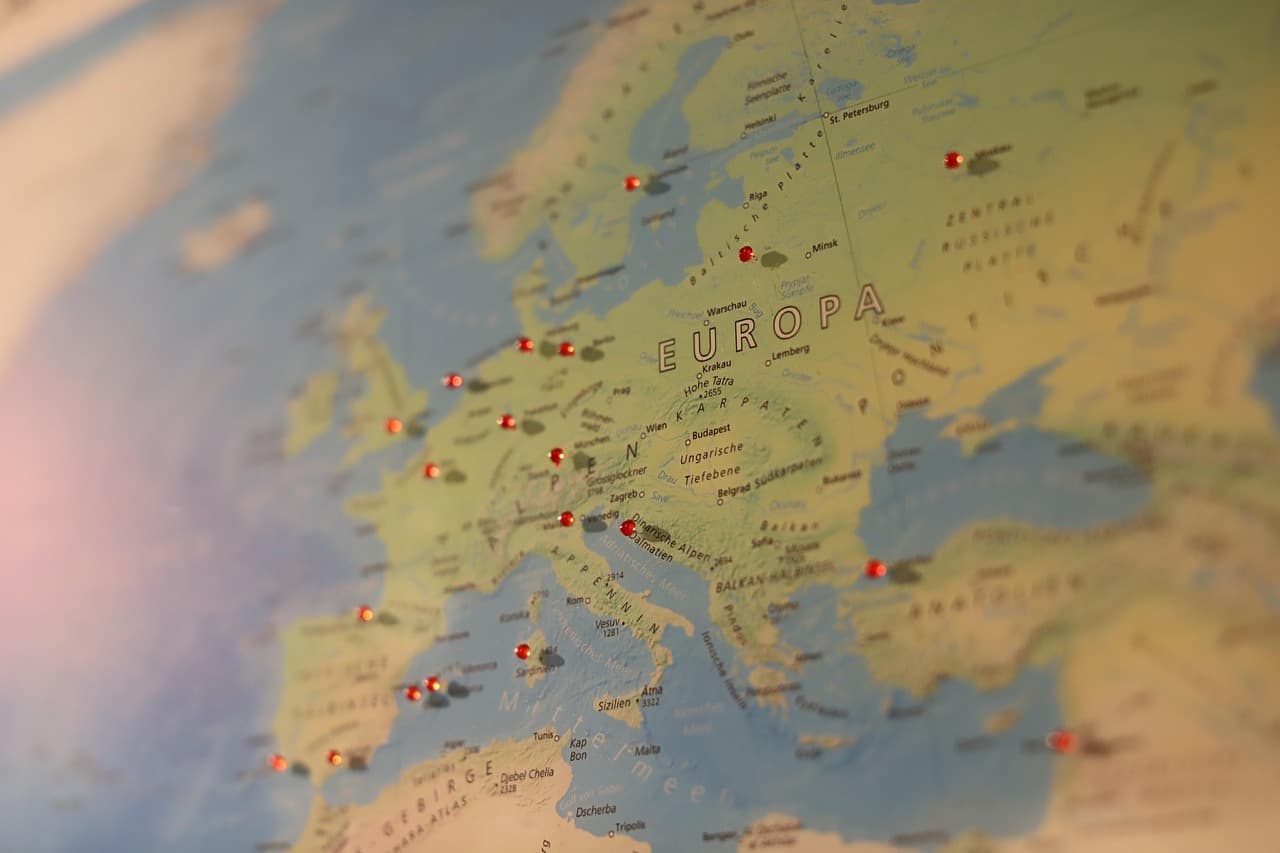 Carte du monde numérique symbolisant la localisation géographique et la souveraineté des données