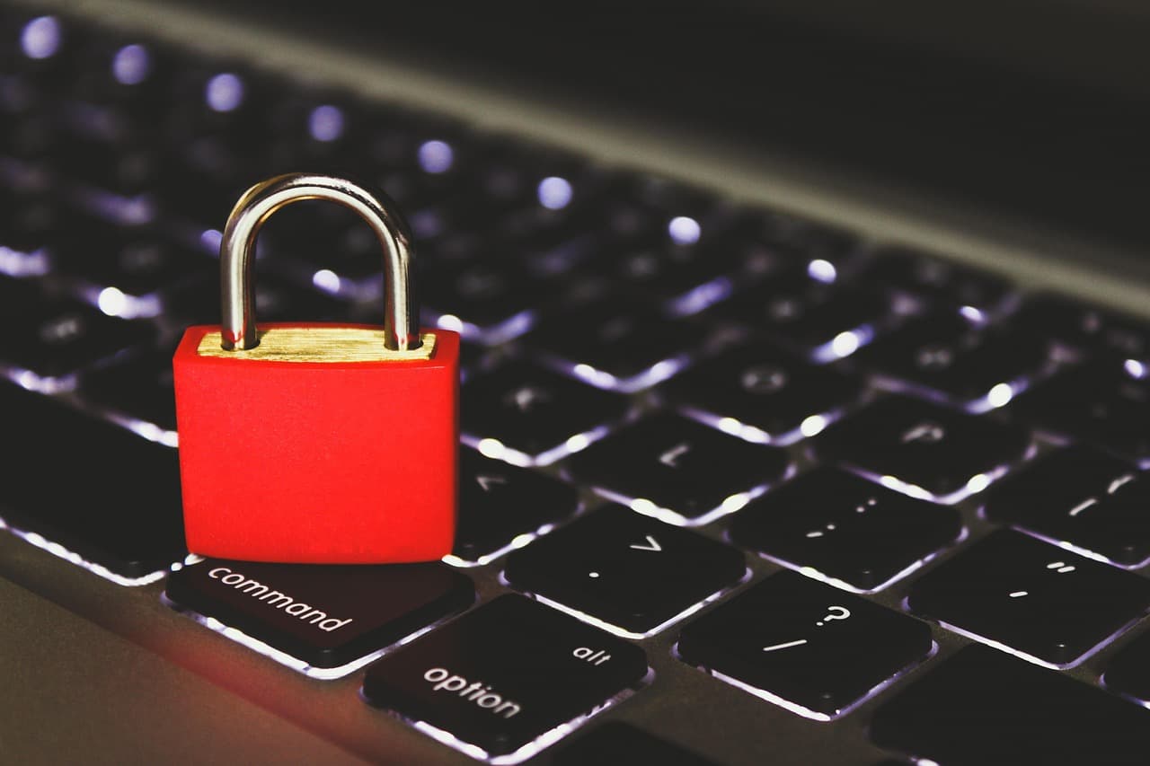 Écran d'ordinateur affichant des données et graphiques de sécurité informatique, illustrant un audit de conformité cloud