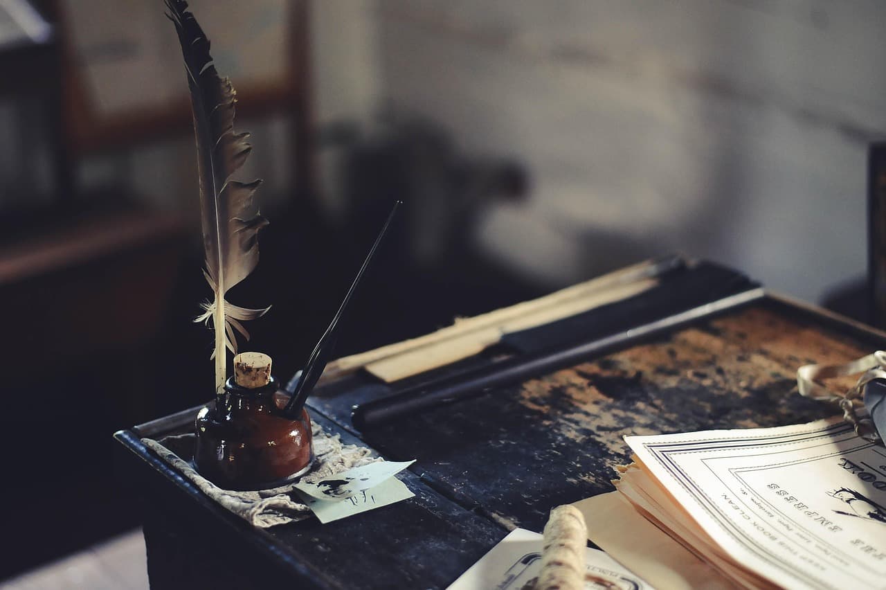 Documents et factures papier sur un bureau, illustrant une gestion administrative encore manuelle
