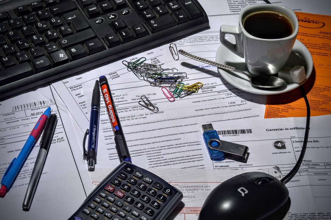 Personne d'affaires en réunion avec des documents, symbolisant l'accompagnement par un expert-comptable