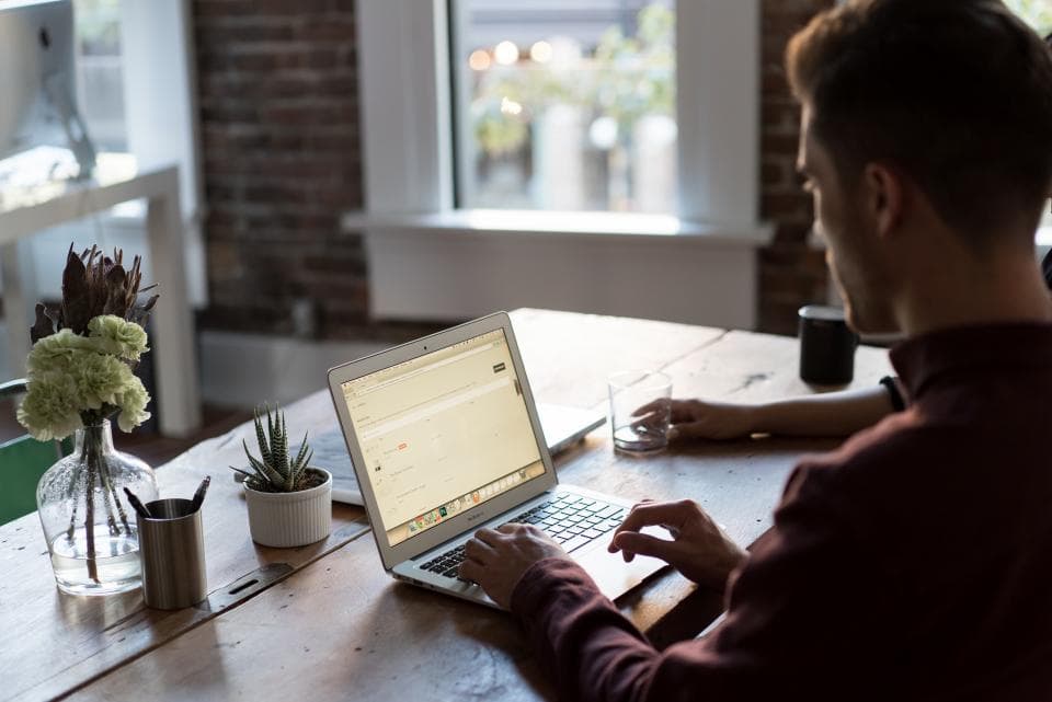 Personne travaillant sur un ordinateur portable dans un bureau