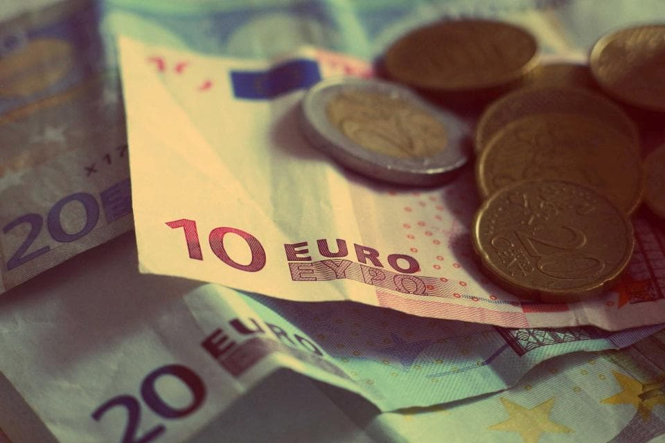 Billets et pièces en euros représentant le montant des amendes de la réforme