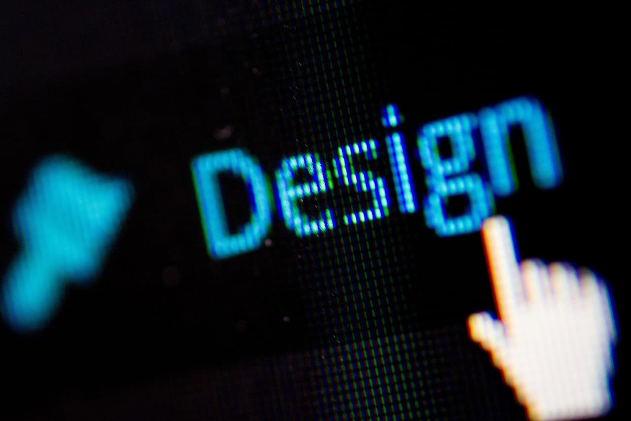 Développeur travaillant sur ordinateur portable pour optimiser un site WordPress