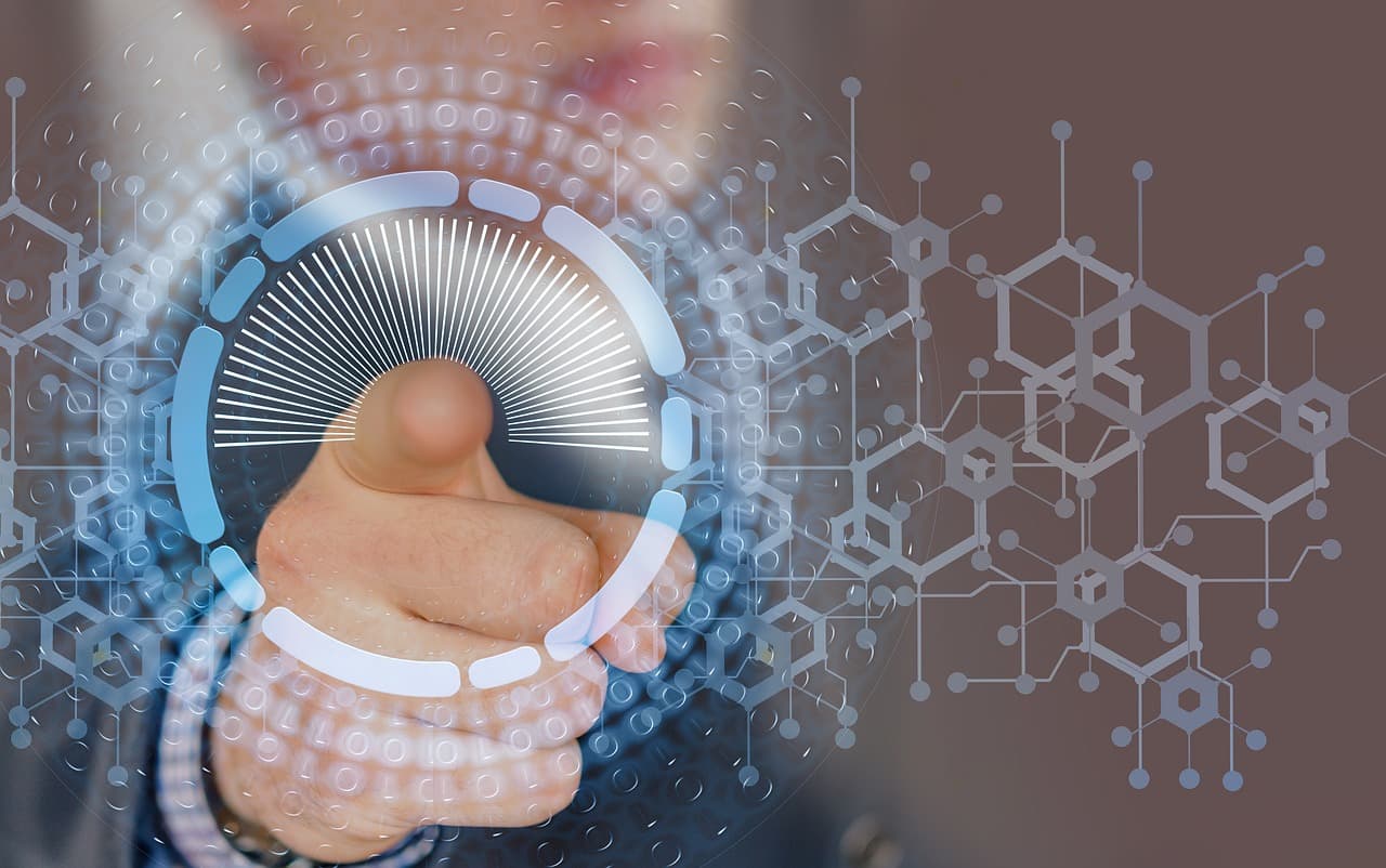 Professionnel manipulant un écran tactile symbolisant la cybersécurité en entreprise