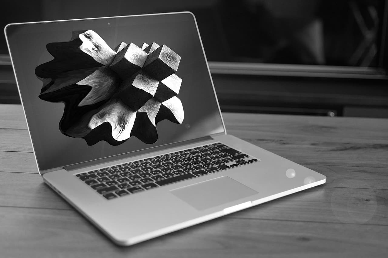 Écran de code et cadenas numérique symbolisant la cybersécurité et la protection des systèmes d'information