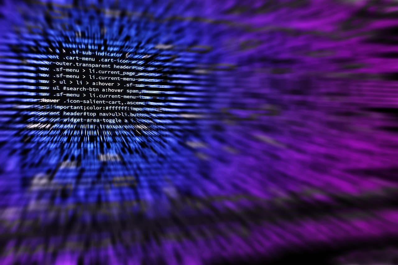 Écran d'ordinateur affichant du code source en HTML, symbole des logiciels open source