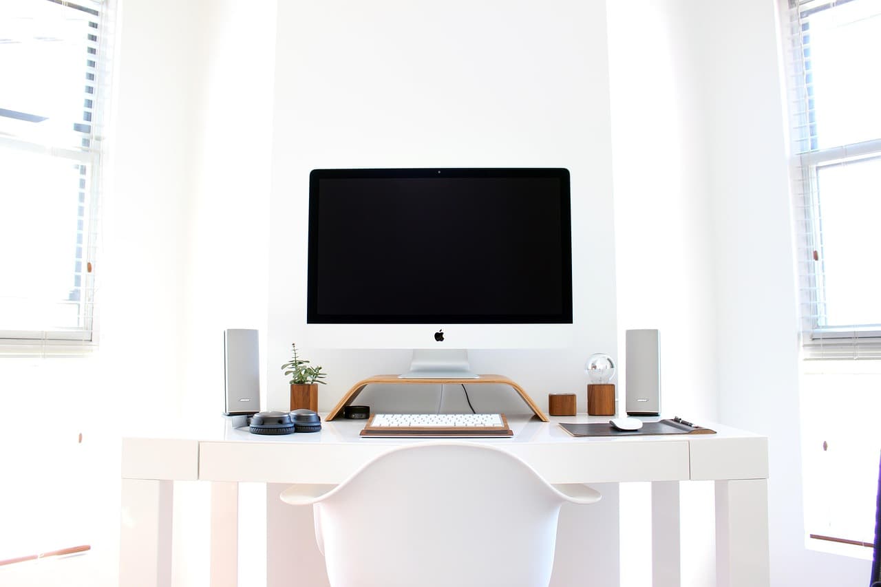 Bureau de petite entreprise avec ordinateur et espace de travail, illustrant l'informatique quotidienne d'une PME