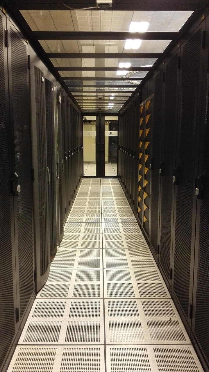 Serveurs en baie dans une salle de data center, illustrant une infrastructure de sauvegarde hors site