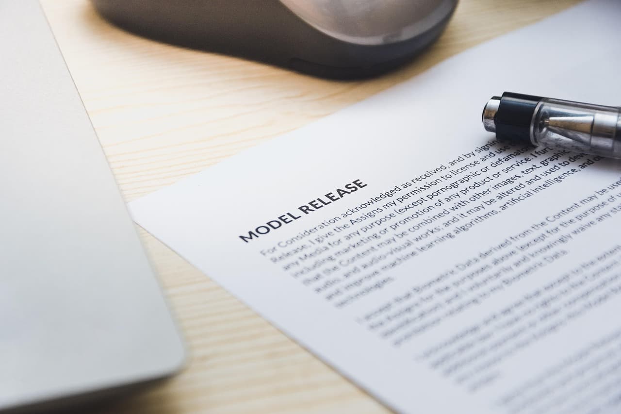 Signature d'un contrat professionnel avec stylo posé sur des documents