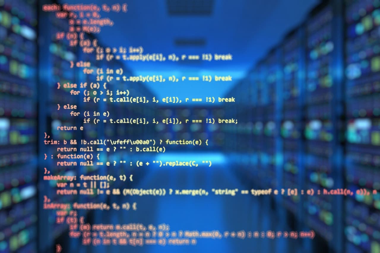 Baie de serveurs dans un data center symbolisant l'hébergement cloud des données