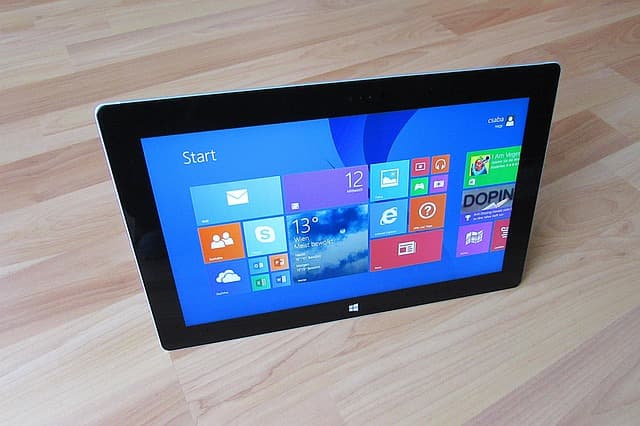 Tablette tactile posée sur un comptoir, utilisée comme outil de gestion pour un commerce