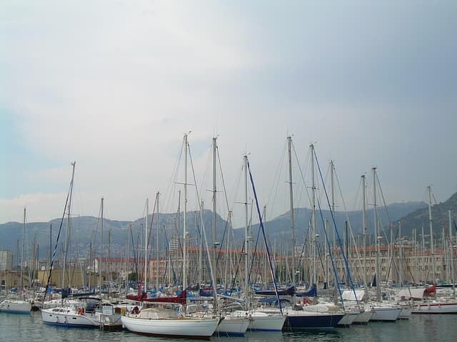 Rade de Toulon et ses voiliers, mont Faron en arrière-plan
