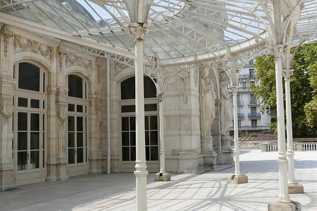 Architecture Belle Époque de Vichy, verrière et colonnades
