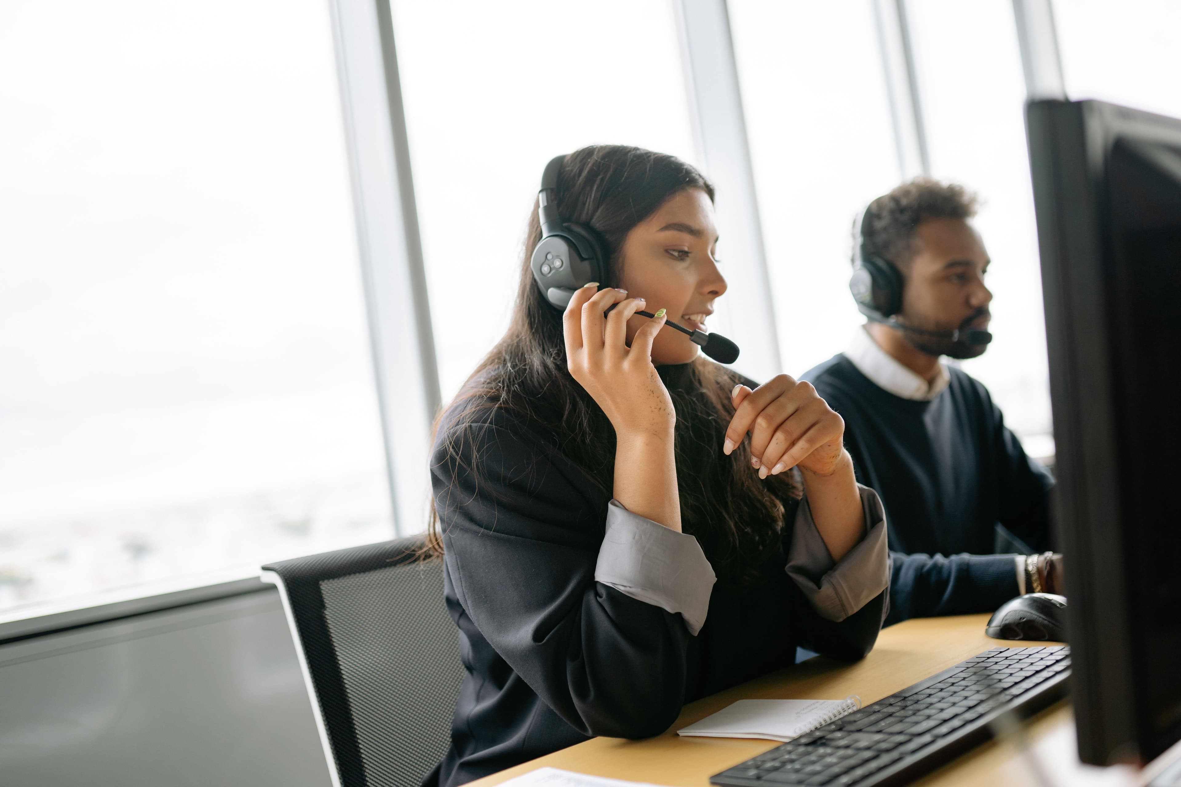 Personne examinant un contrat avant un achat de fichier de prospects
