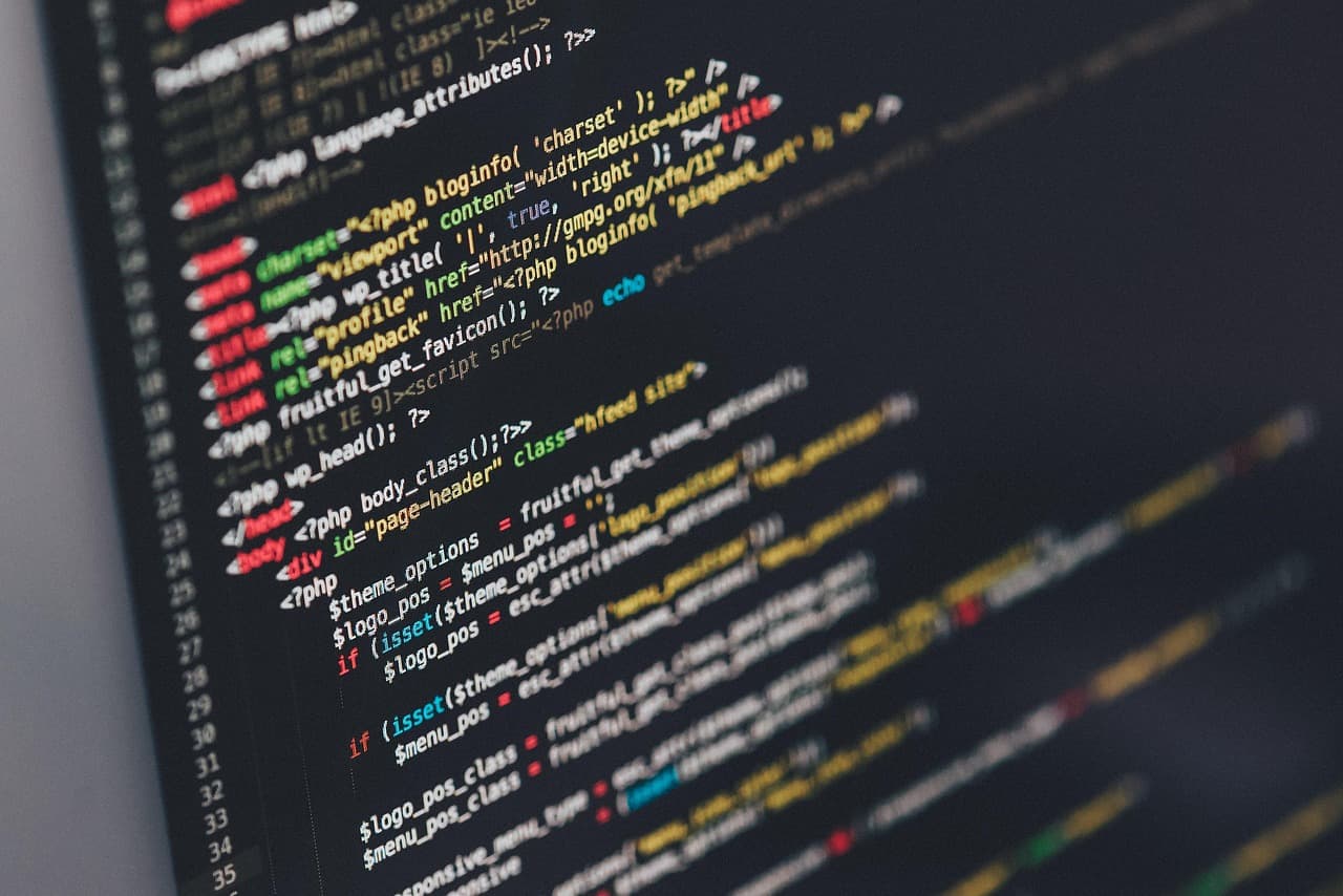 Écran affichant du code de développement web en cours d'écriture