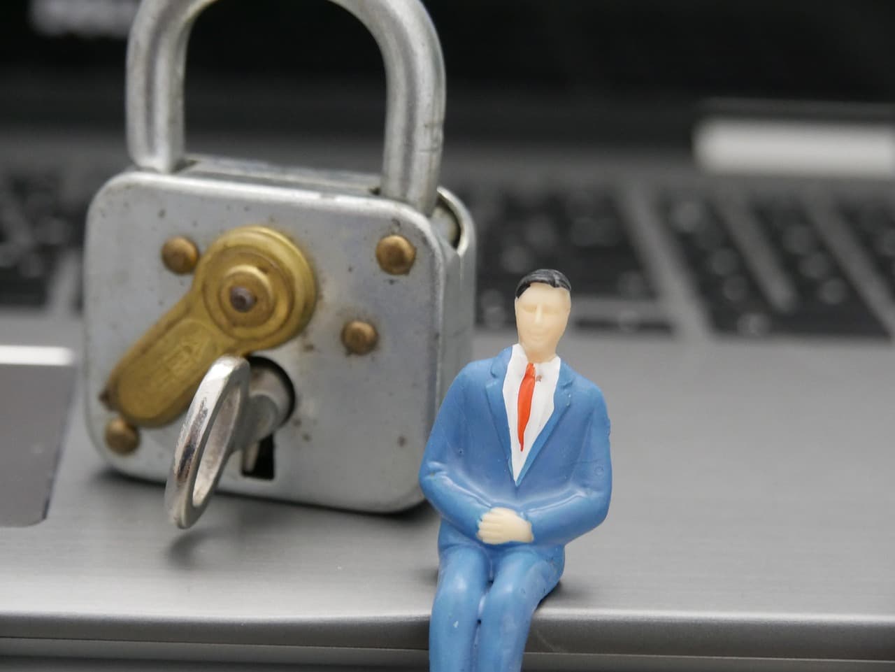 Cadenas numérique symbolisant la sécurité et la protection des données sur un site web