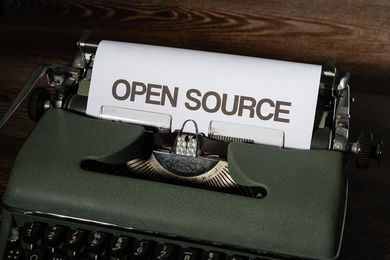 Écran d'ordinateur affichant du code source, illustrant un projet informatique ouvert et sa licence