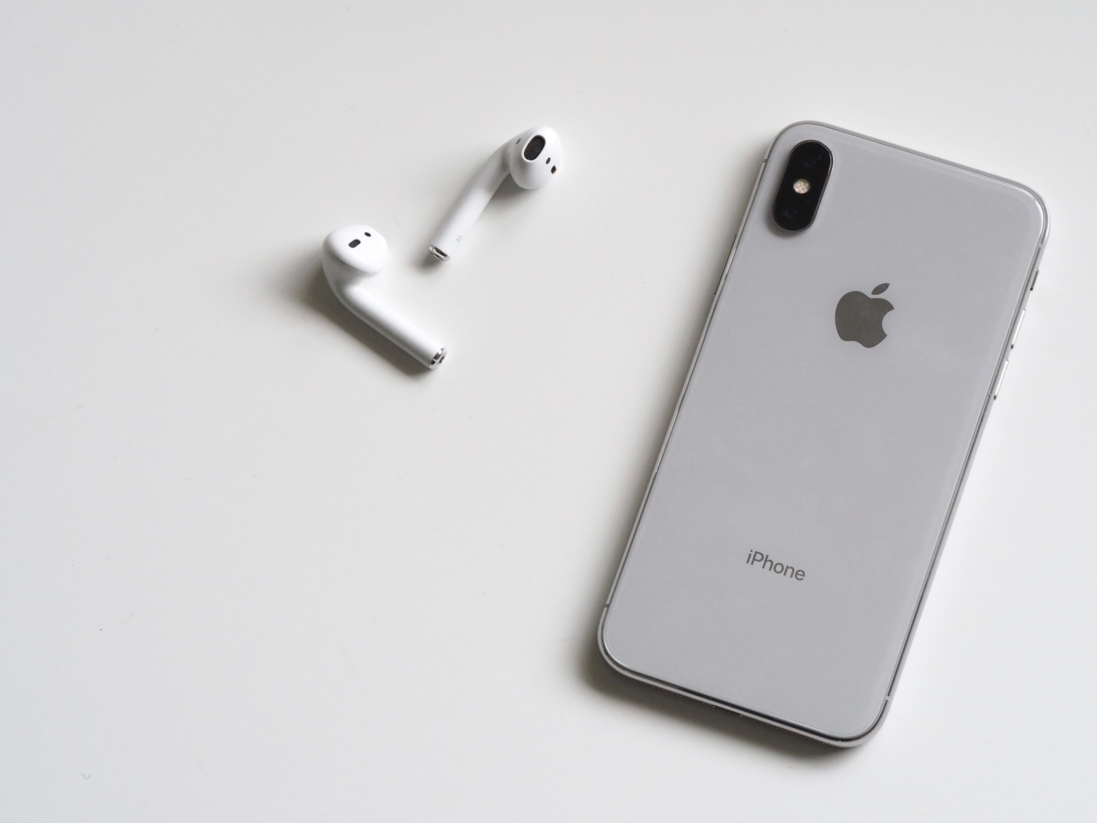 Smartphone montrant des applications bancaires avec logos colorés Qonto, Revolut et Pennylane