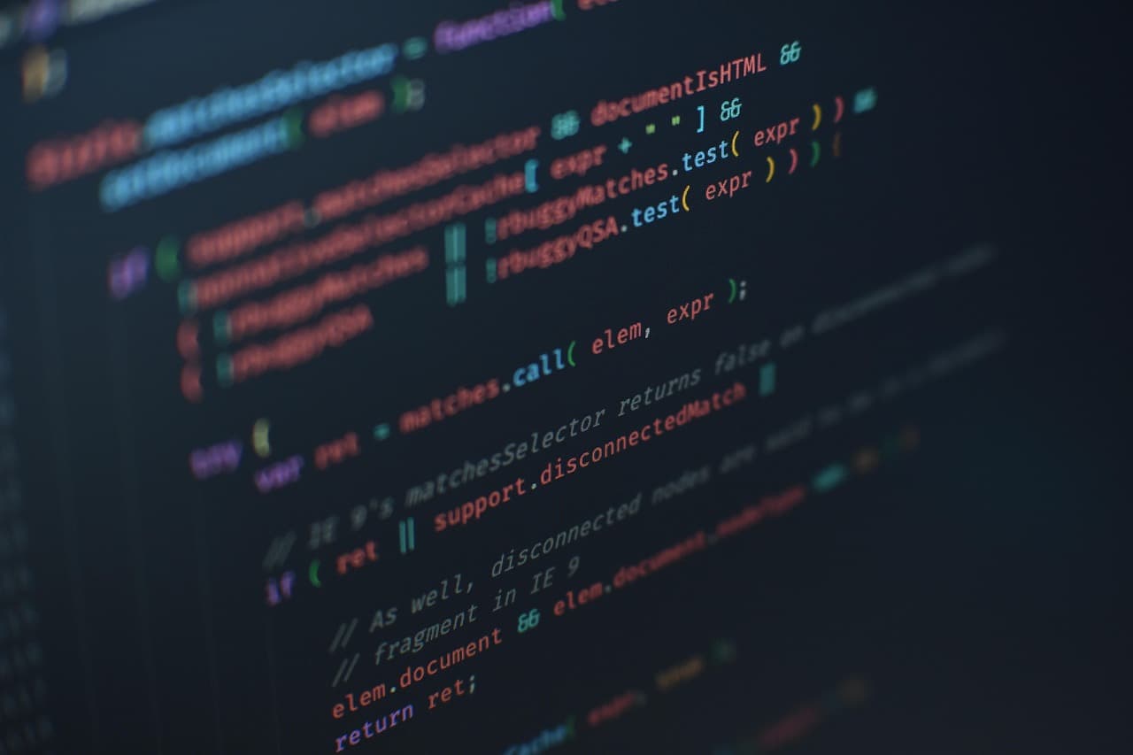 Écran affichant du code et une interface de chargement représentant l'optimisation technique d'un site