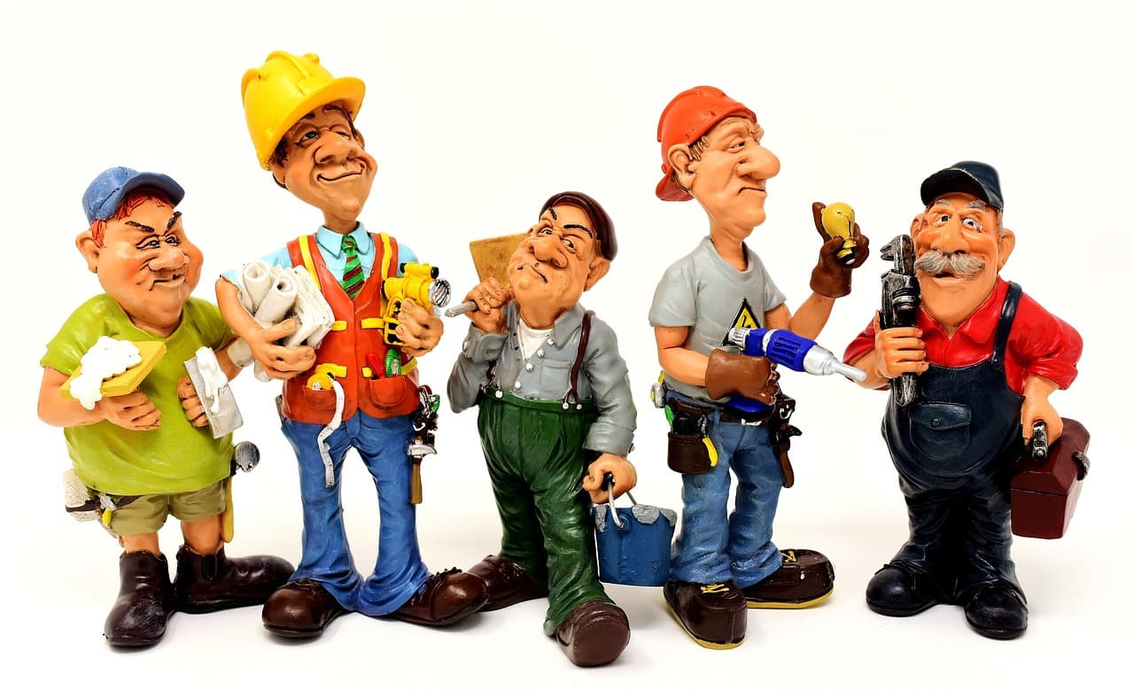 Artisan du bâtiment examinant des plans de travaux avec un client