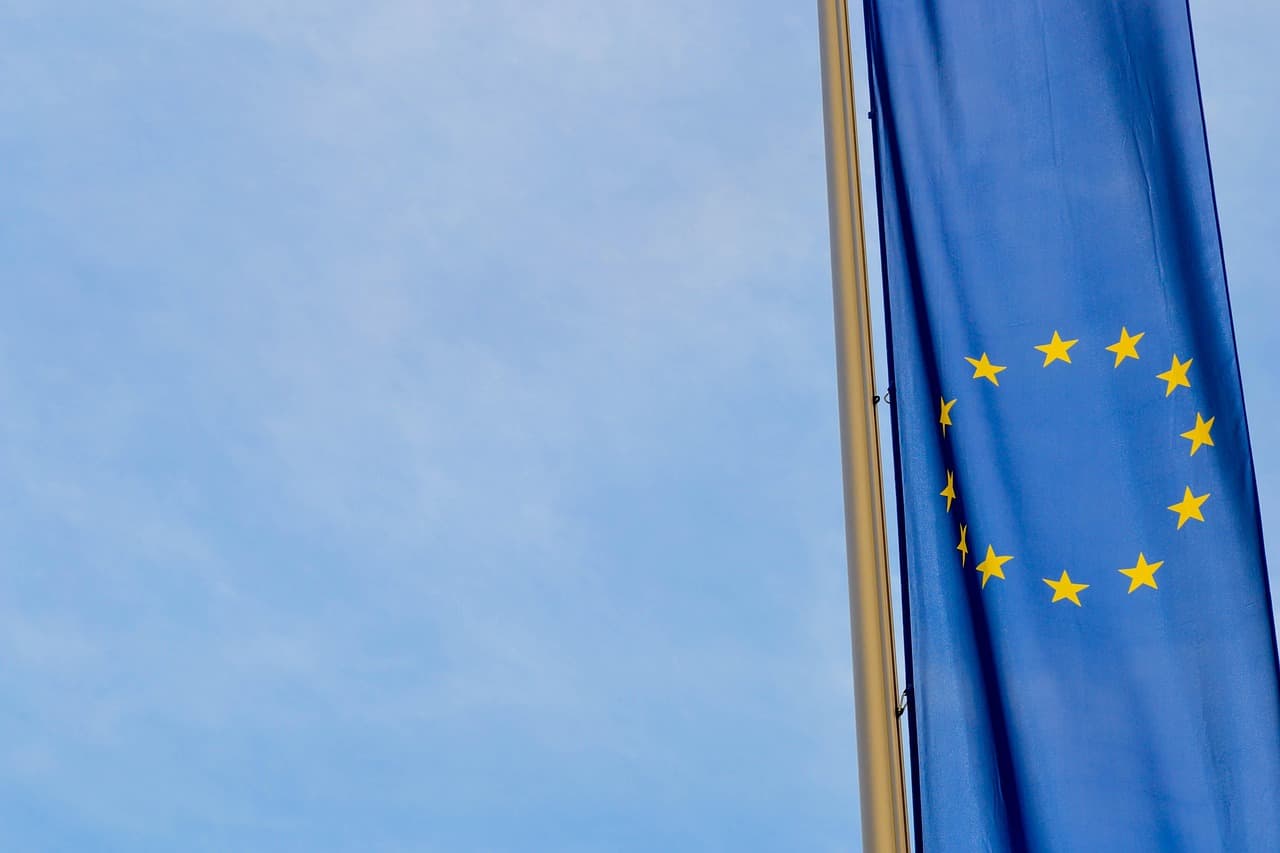 Drapeau de l'Union européenne symbolisant la réglementation AI Act sur l'intelligence artificielle