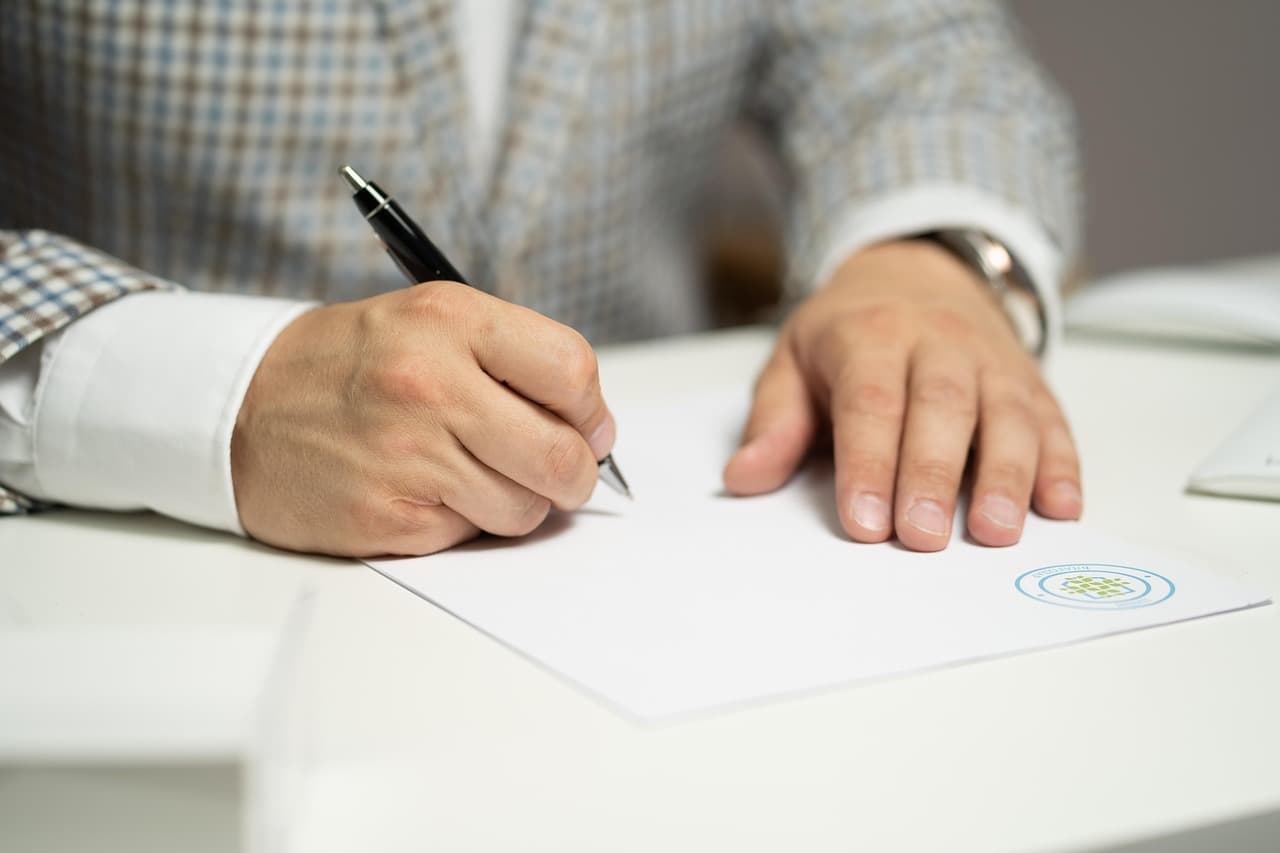 Signature électronique sécurisée sur un document, illustrant les métadonnées cryptographiques C2PA