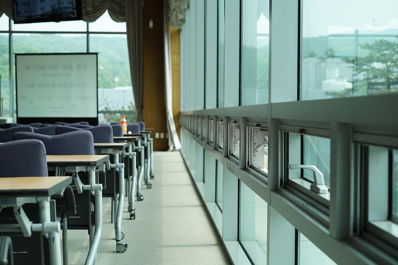 Salle de réunion professionnelle avec table de conférence et grandes fenêtres