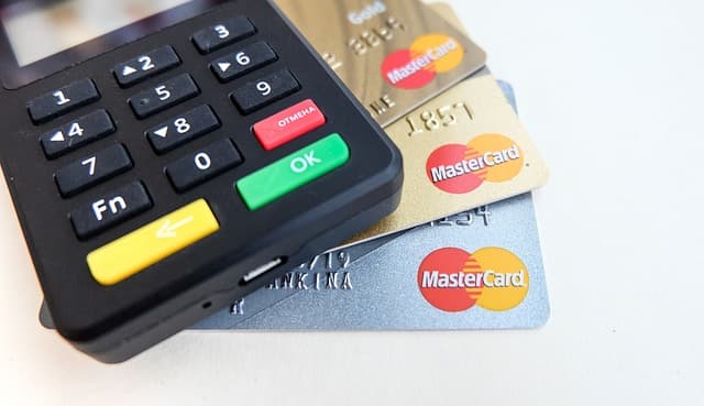 Terminal de paiement affichant un écran d'encaissement par carte bancaire
