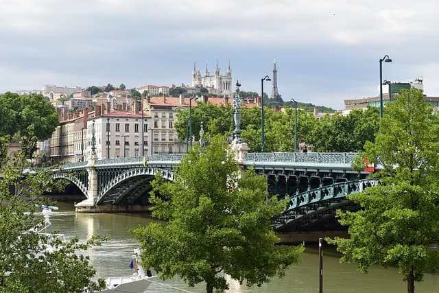 Pont sur la Saône avec la colline de Fourvière en arrière-plan, Lyon