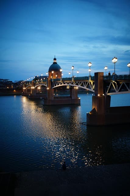 Pont Saint-Pierre et dôme de la Grave sur la Garonne, Toulouse